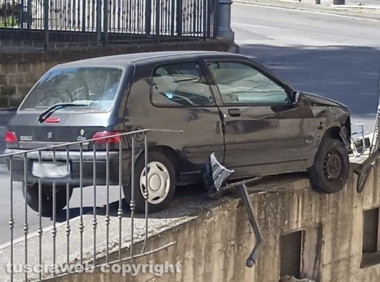 Vallerano - Frontale tra due auto