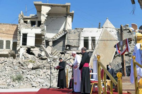 Mosul - Papa Francesco recita una preghiera in piazza della Chiesa