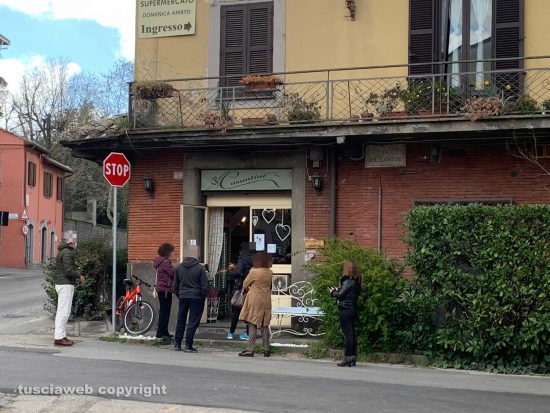 Viterbo - Persone in fila da Casantini domenica 14 marzo