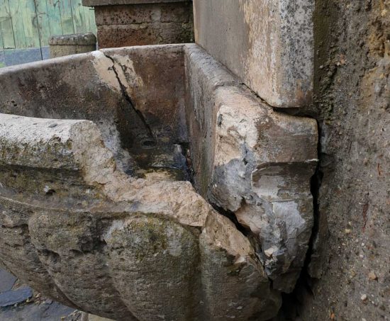 Sutri - La fontanella di Santa Croce danneggiata