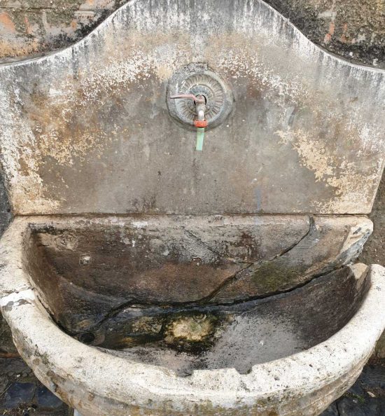 Sutri - La fontanella di Santa Croce danneggiata