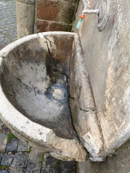 Sutri - La fontanella di Santa Croce danneggiata