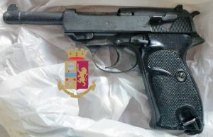 Napoli - Pistola trovata in un giardino e sequestrata