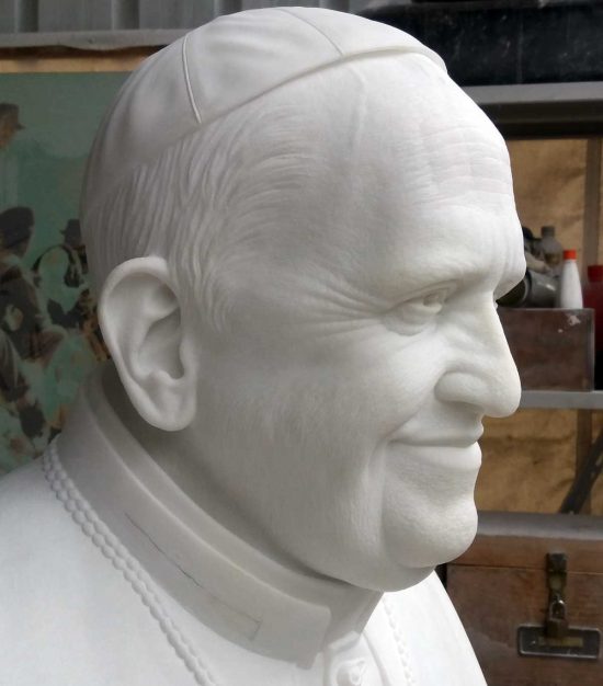 Il busto di Papa Francesco realizzato da Ivan Cusi
