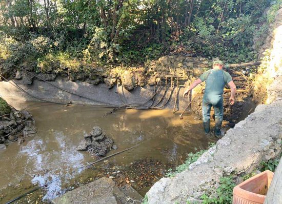 Viterbo - I lavori per ripulire i laghetto di Anna a Pratogiardino