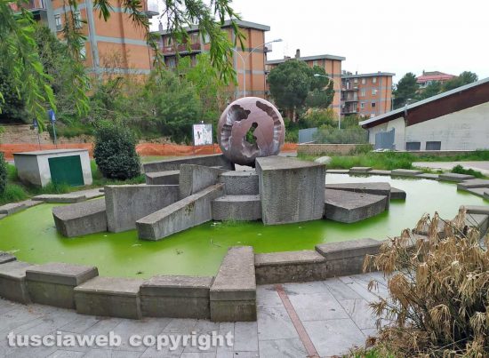 Viterbo - La fontana a sfera nel degrado