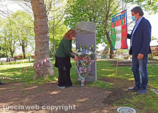 Montefiascone - La deposizione dei fiori nella stele "Delio Ricci"