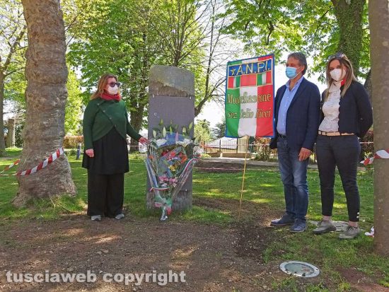 Montefiascone - La deposizione dei fiori nella stele "Delio Ricci"