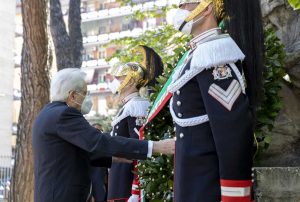 Roma - Il capo dello stato Sergio Mattarella depone una corona al quartiere Quadraro