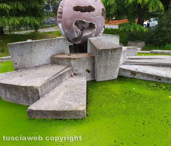 Viterbo - La fontana a sfera nel degrado