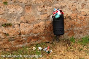 Civita Castellana - L'immondizia all'Anfiteatro