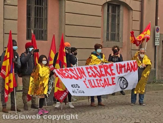 Viterbo - La protesta di Usb e migranti davanti alla prefettura