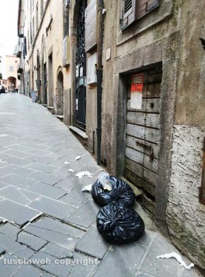 Montefiascone - Rifiuti lungo il corso 
