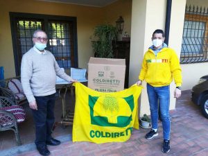 Coldiretti consegna pacchi alimentari per Pasqua