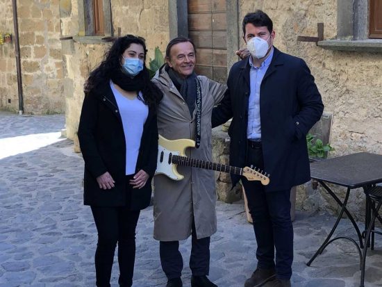 Dodi Battaglia a Civita di Bagnoregio col sindaco Profili
