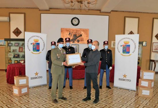 Il direttore della Caritas diocesana e il comandante della scuola sottufficiali