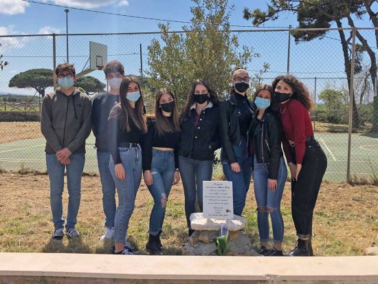 Tarquinia - I ragazzi con la targa in memoria della professoressa Giorgi