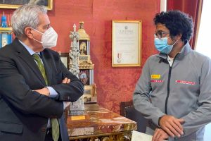 Francesco Mongelli premiato dal sindaco Giovanni Arena