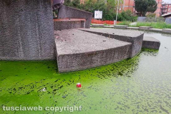 Viterbo - Incuria nella fontana della Sfera