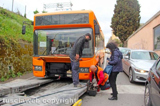 Viterbo - L'autobus Francigena fermo in via della Ferrovia
