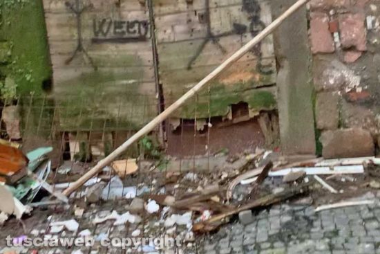 Viterbo - Rifiuti abbandonati a via della Parrocchia