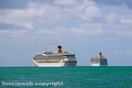 Navi da crociera al largo di Civitavecchia