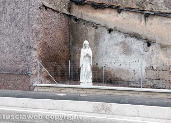 Viterbo - Santa Rosa - La statua a Ponte dell'Elce