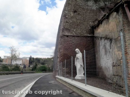 Viterbo - Santa Rosa - La statua a Ponte dell'Elce
