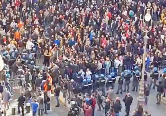 Roma - ll sit-in davanti Montecitorio