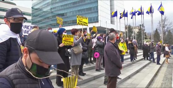 Bosnia, proteste in piazza per la mancanza di vaccini