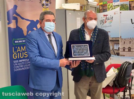 Viterbo - Lino Busà consegna il premio a Peparello