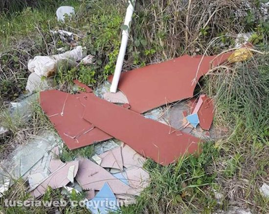 Viterbo - I rifiuti abbandonati in strada Mammagialla