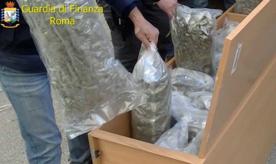 Civitavecchia - Guardia di finanza - La marijuana nascosta tra i mobili