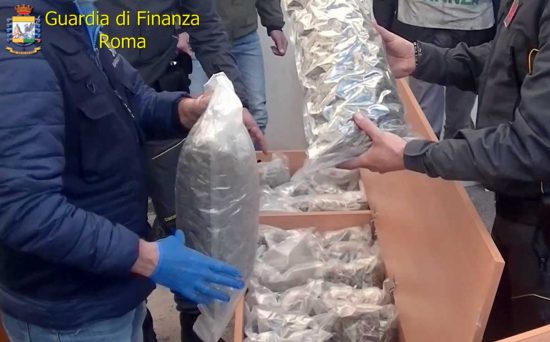 Civitavecchia - Guardia di finanza - La marijuana nascosta tra i mobili