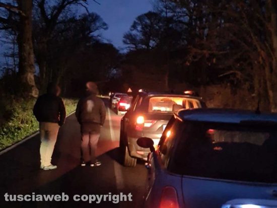 Auto capotta sui Cimini -La fila di macchine