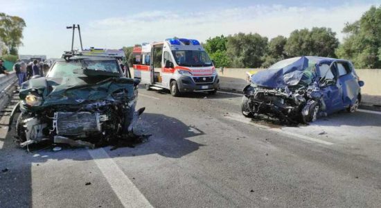 Brindisi - Auto contromano sulla statale, 2 morti e un ferito.