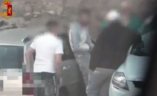 Viterbo - Squadra mobile - Estorce denaro a un 23enne per presunti debiti di droga