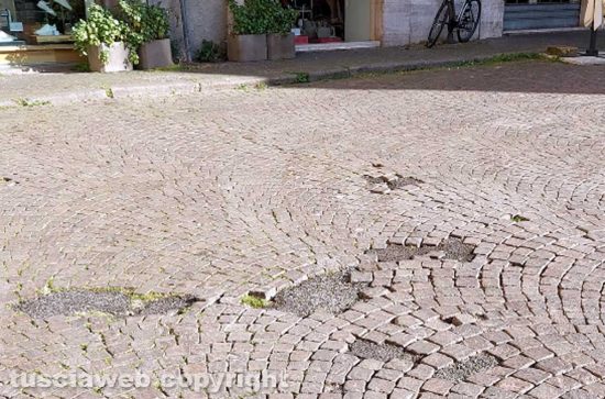 Viterbo - Pavimentazione danneggiata a piazza delle Erbe