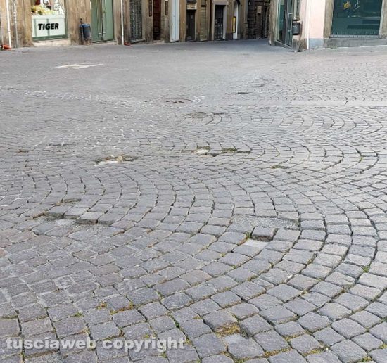 Viterbo - Pavimentazione danneggiata a piazza delle Erbe