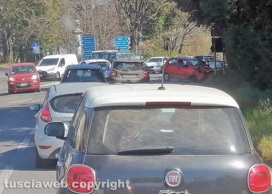 La lunga coda di auto in seguito all'incidente