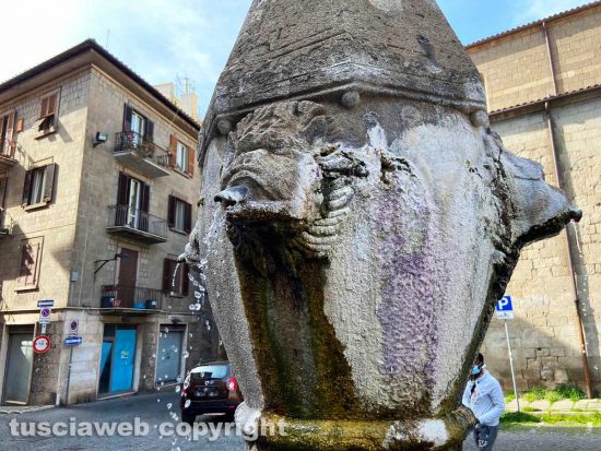 Viterbo - La fontana di piazza Dante e il colore viola