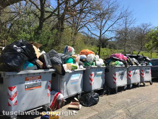 Viterbo - Cassonetti pieni in strada Canale