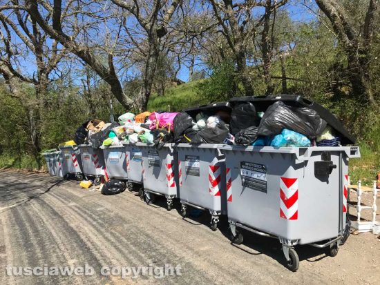 Viterbo - Cassonetti pieni in strada Canale