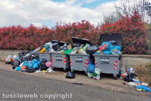 Viterbo - I rifiuti in strada due Casali