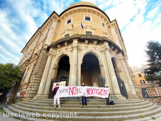 Viterbo - La Rete degli studenti medi davanti al liceo Mariano Buratti
