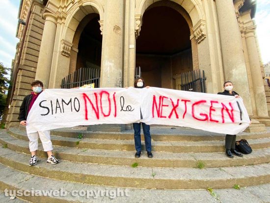 Viterbo - La Rete degli studenti medi davanti al liceo Mariano Buratti