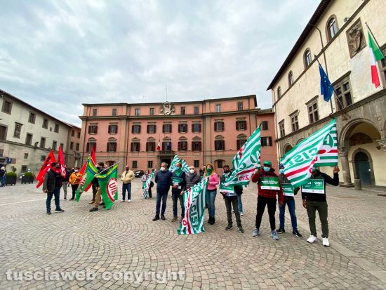 Viterbo - La manifestazione sindacale a piazza del comune