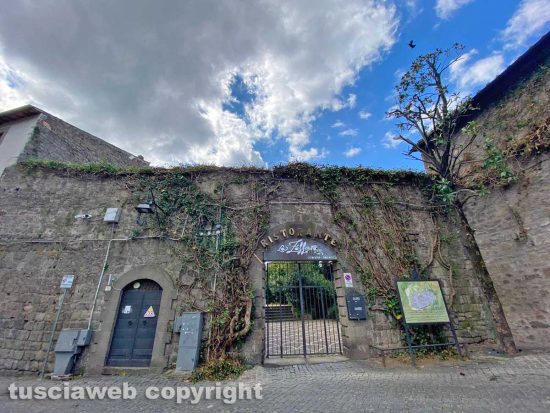 Viterbo - Il muro di piazza San Carluccio