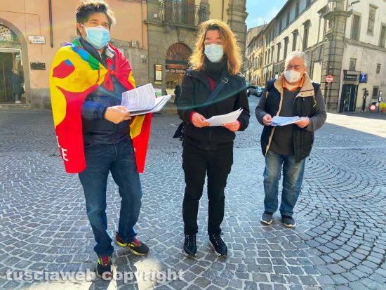 Viterbo - Usb - Il volantinaggio a sostegno di Riccardo Cristello