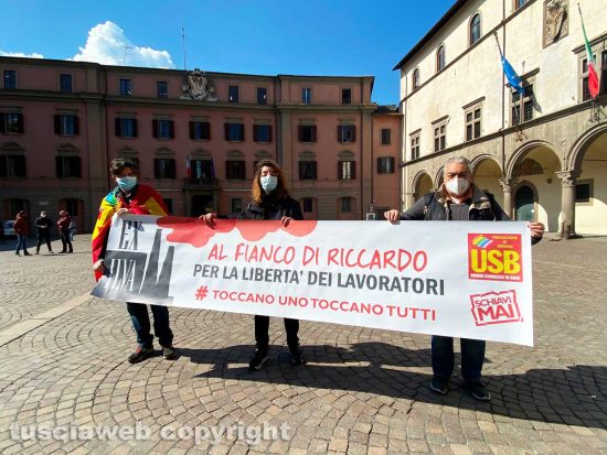 Viterbo - Usb - Il volantinaggio a sostegno di Riccardo Cristello